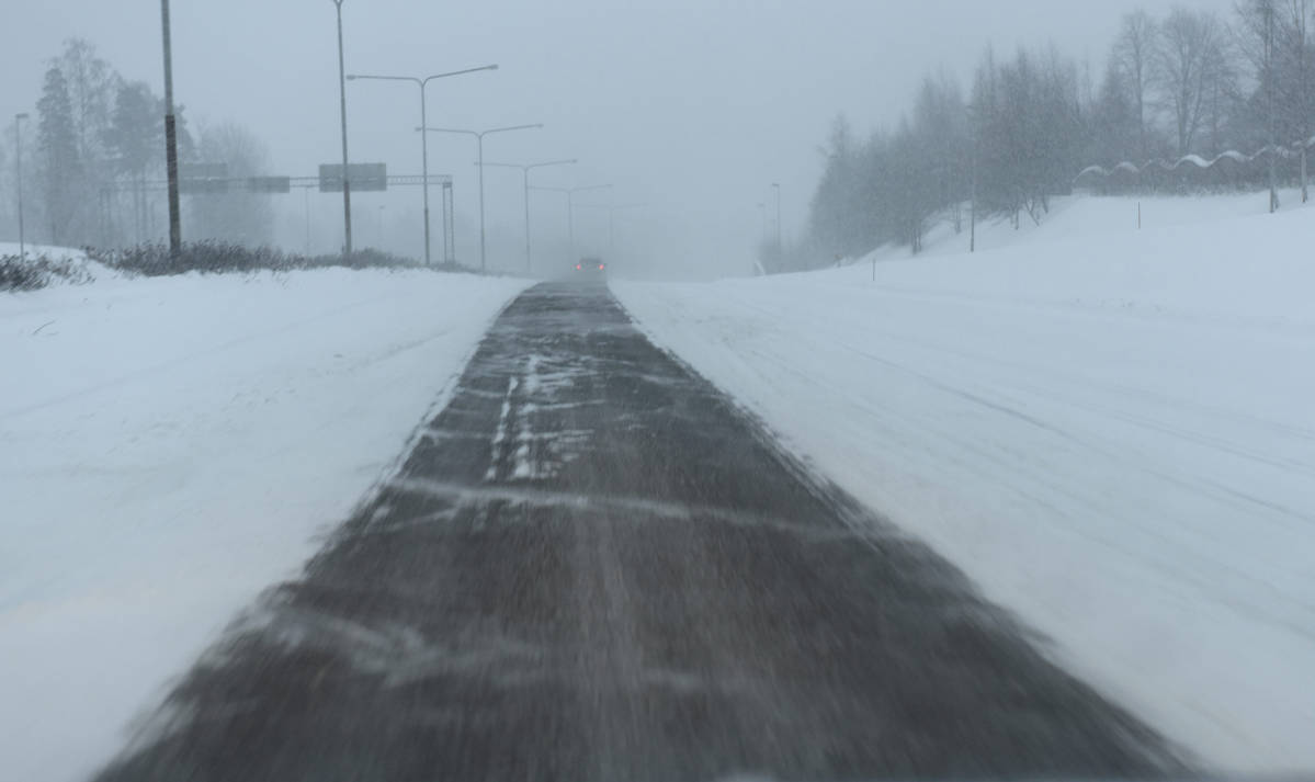 Näkyvyys oli huono sankan lumisateen vuoksi Espoossa Länsiväylällä aikaisin sunnuntaina aamulla 24. tammikuuta.