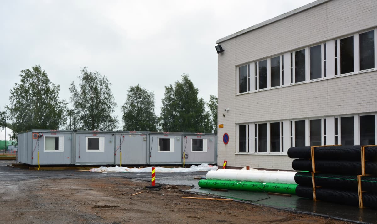 Parakkikoulu ja vanha koulu vierekkäin