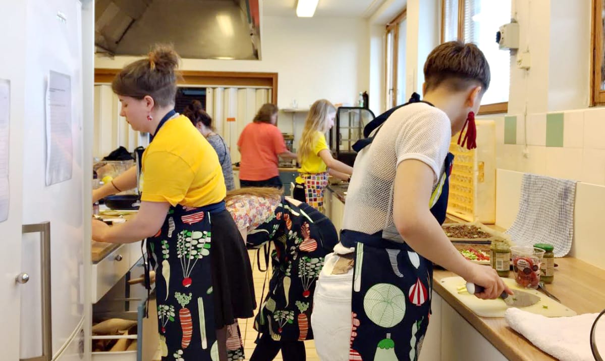 Nuorten hävikkiruokakahvilan porukkaa tekemässä ruokaa. Kuvassa etualalla Elisa Kotkamaa (vas) ja Ida Tomminen (oik)
