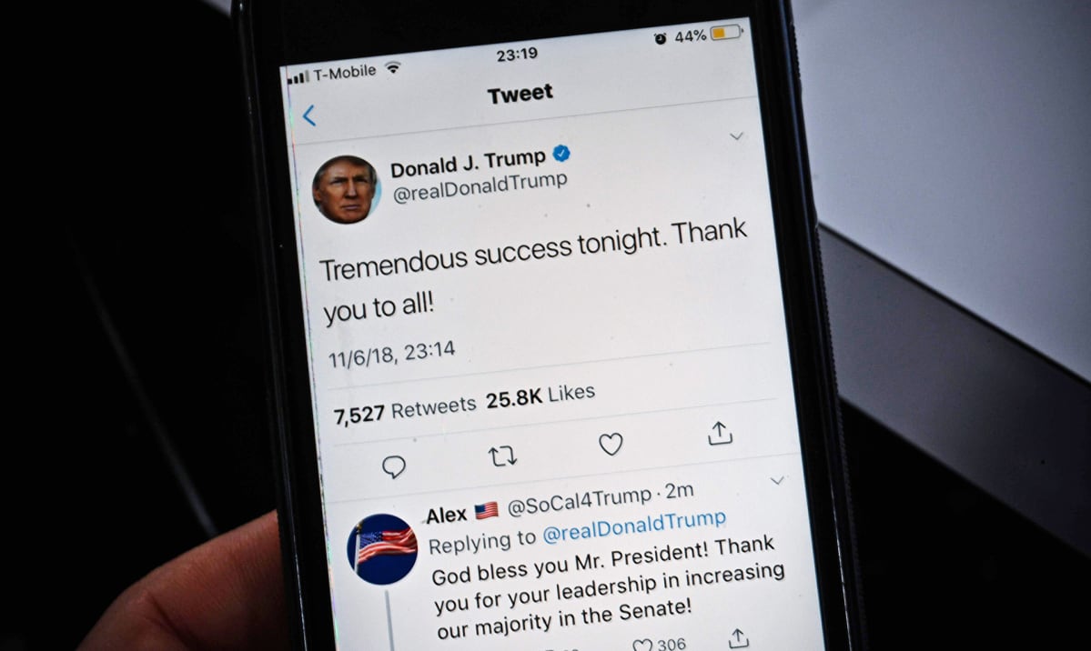 Trumpin twiitti kännykän ruudulla.