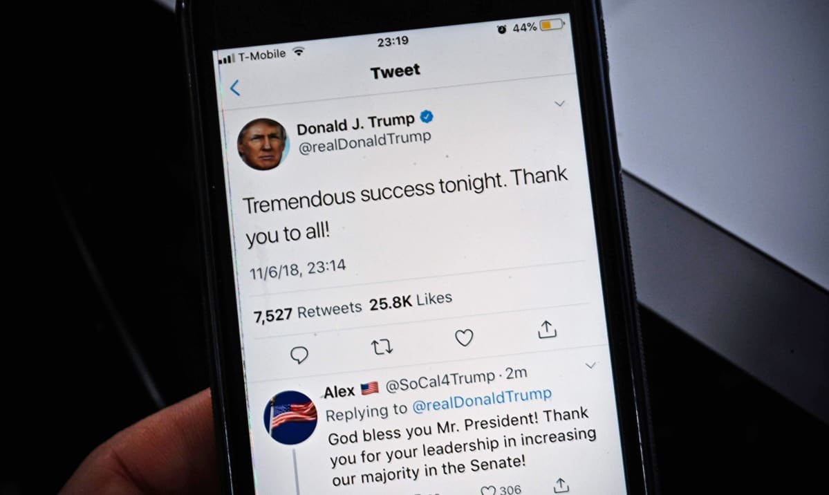 Trumpin twiitti kännykän ruudulla.