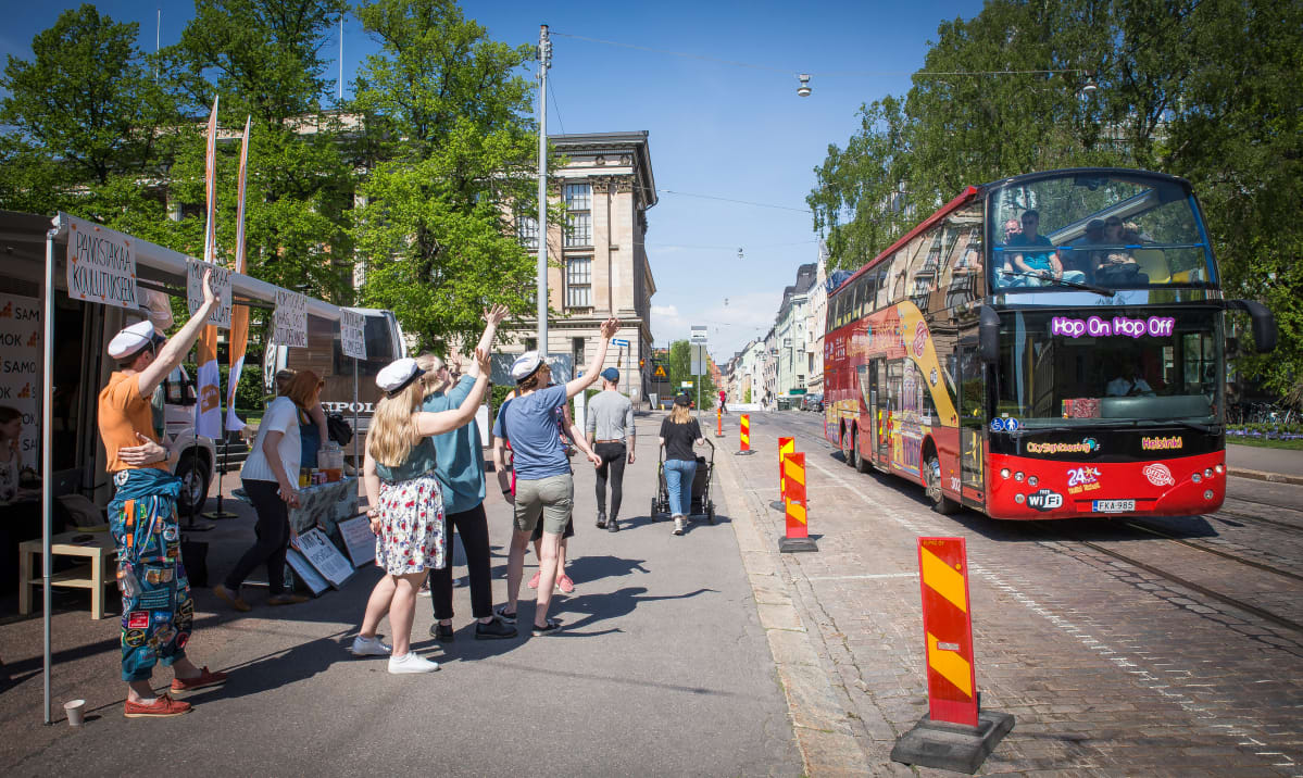 Opiskelijaliike osoittaa mieltään Säätytalolla.