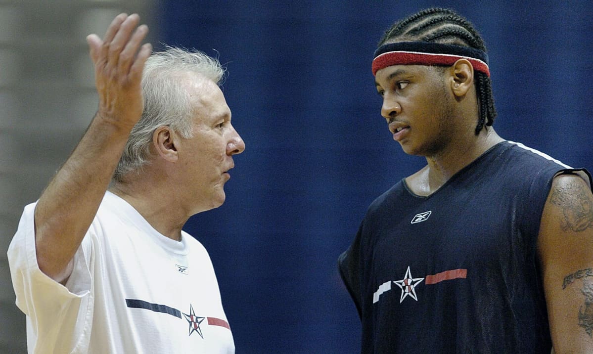Gregg Popovich ohjeisti Carmelo Anthonya ennen Ateenan olympialaisia.