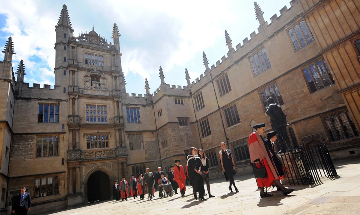 Opiskelu Britanniassa voi vaikeutua mahdollisen EU:sta irtautumisen takia. Kuvassa Oxfordin yliopisto rakennus.