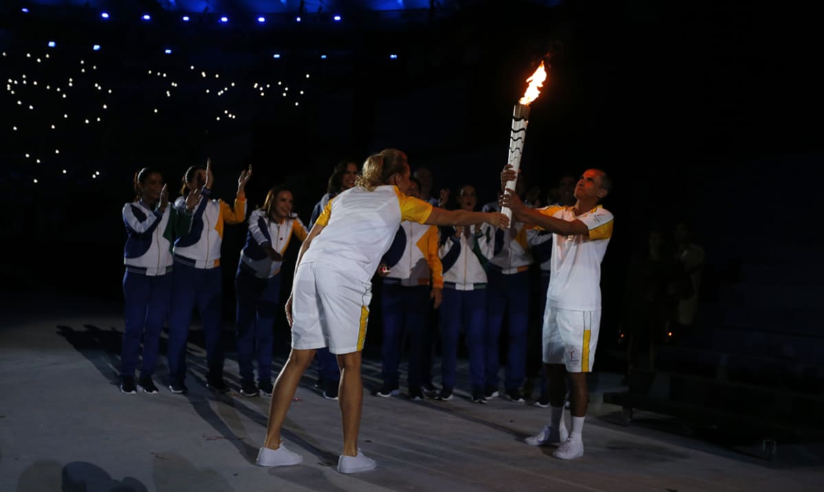 Olympiatuli ojennetaan Vanderlei de Limalle.