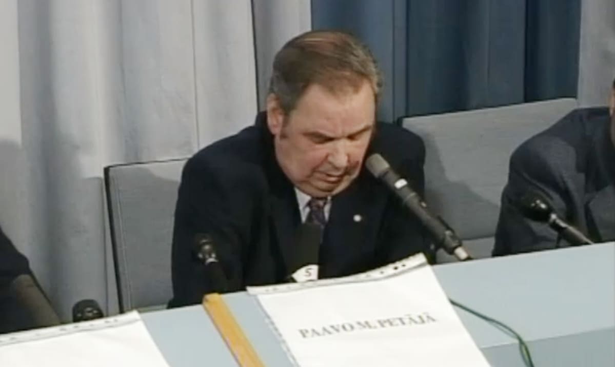 Hiihtoliiton puheenjohtaja Paavo M. Petäjä esitti anteeksipyyntönsä tiedotustilaisuudessa 28. helmikuuta 2001.