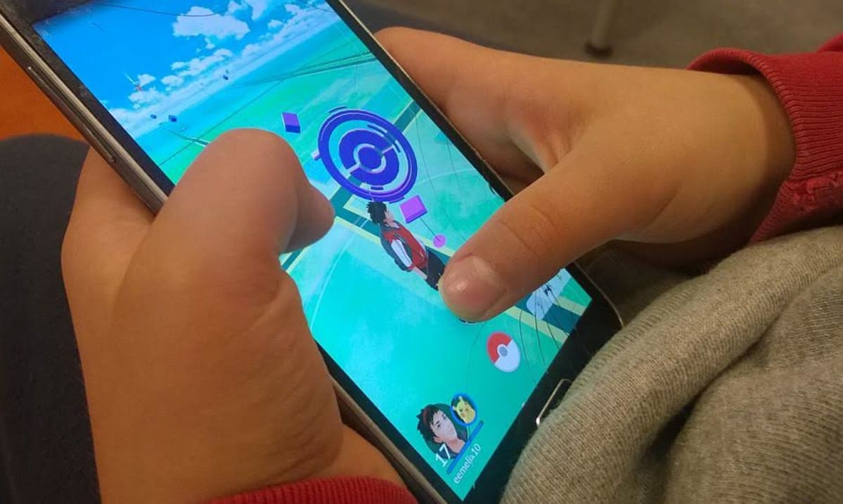 Pikkupoika pelaa Pokemon Gota.