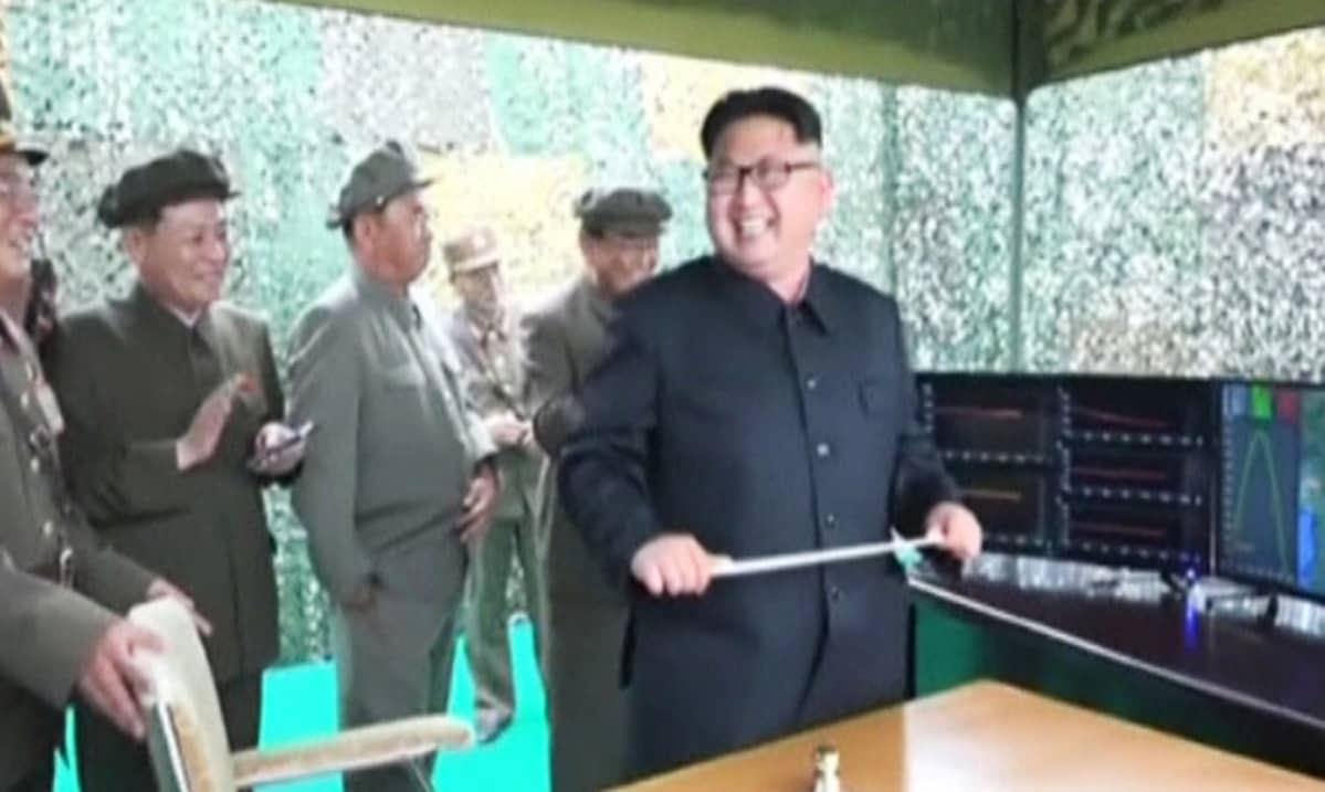 Pohjois-Korean johtaja Kim Jong Un iloitsee seurattuaan ohjuskokeen onnistumista.