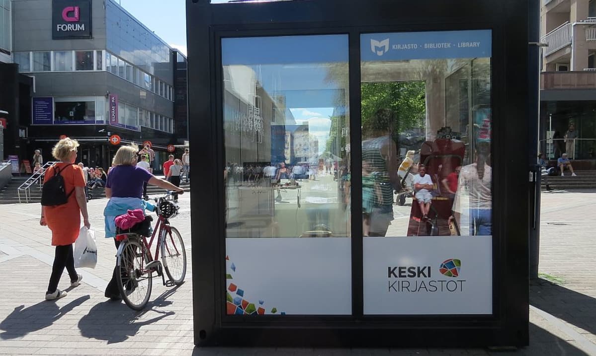 Konttikirjasto Jyväskylän keskustassa.
