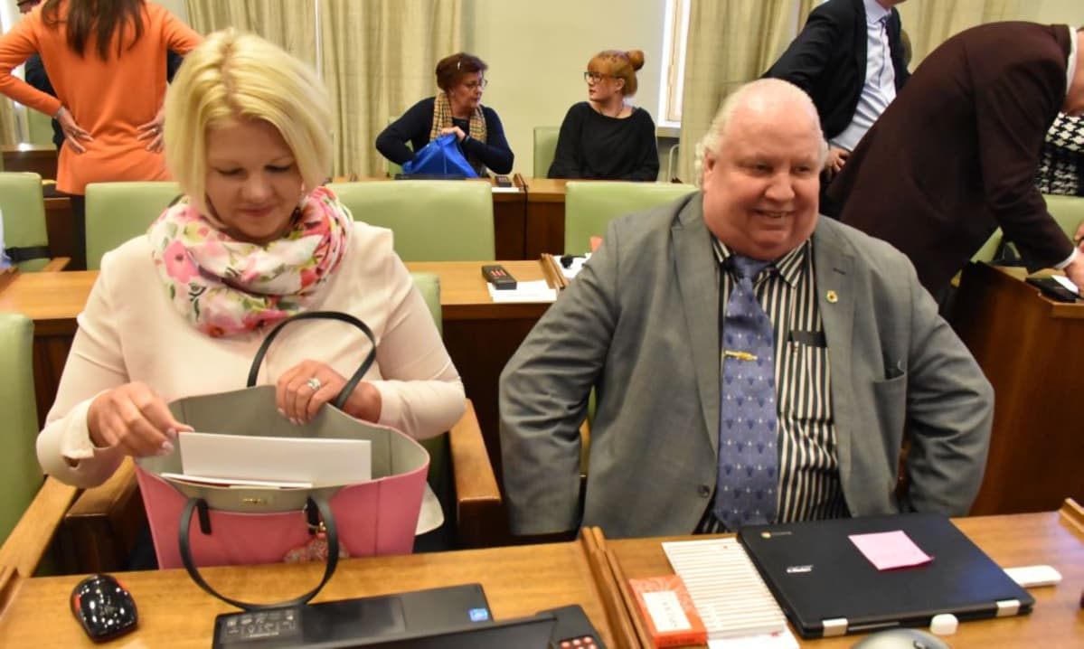 Porin kaupunginhallituksen puheenjohtaja Diana Bergroth-Lampinen (sd.) ja kaupuginvaltuutettu Esa J. Wahlman (sd.) Porin valtuustossa 26.2.2018.