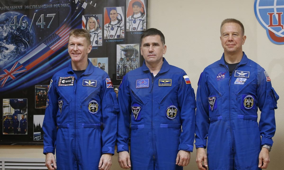 Euroopan avaruusjärjestön astronautti Timothy Peake (vas.), venäläinen kosmonautti Juri Malentšenko ja yhdysvaltainen astronautti Timothy Kopra.
