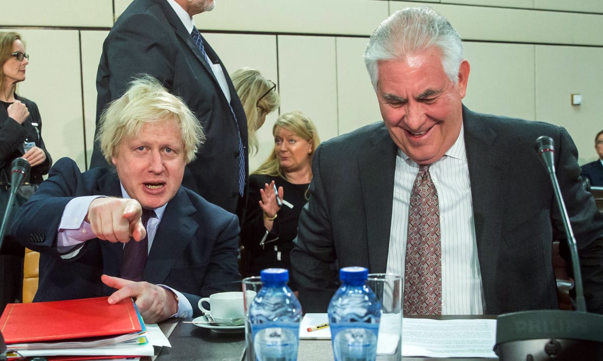 Britannian ja Yhdysvaltain ulkoministerit istuvat vierekkäin.