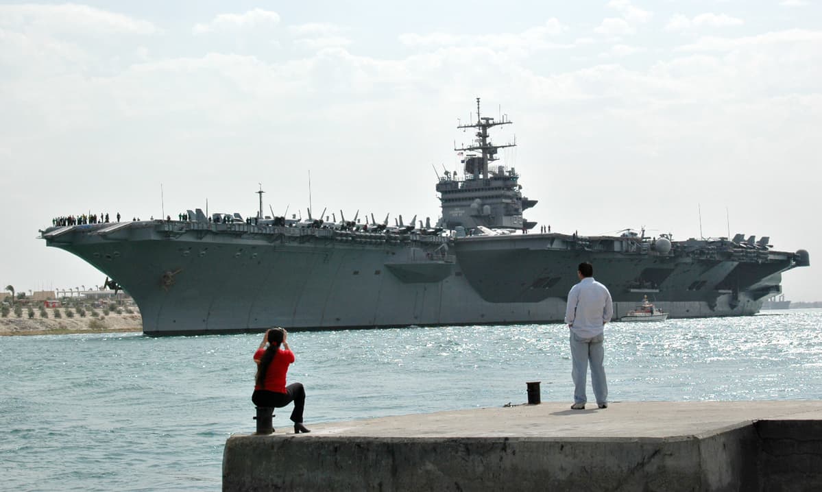 Yhdysvallat siirtää lentotukialus USS Enterprisen Suezin kanavan kautta Välimerelle libyan läeisyyteen.