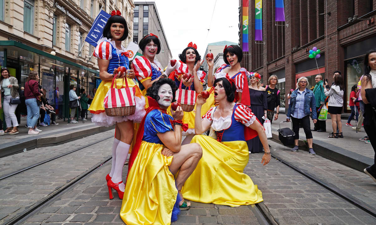 Pride-kulkueen osanottajia.