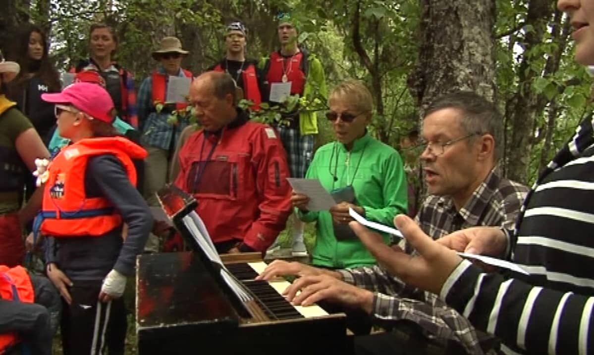 Jokijärven Kirkkosaaressa laulettiin virsiä Iijokisoudun yhteydessä.