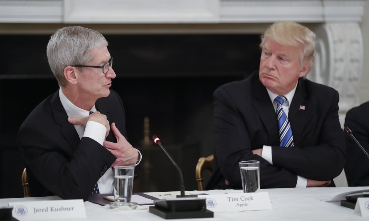 Cook ja Trump istuvat pöydän ääressä.