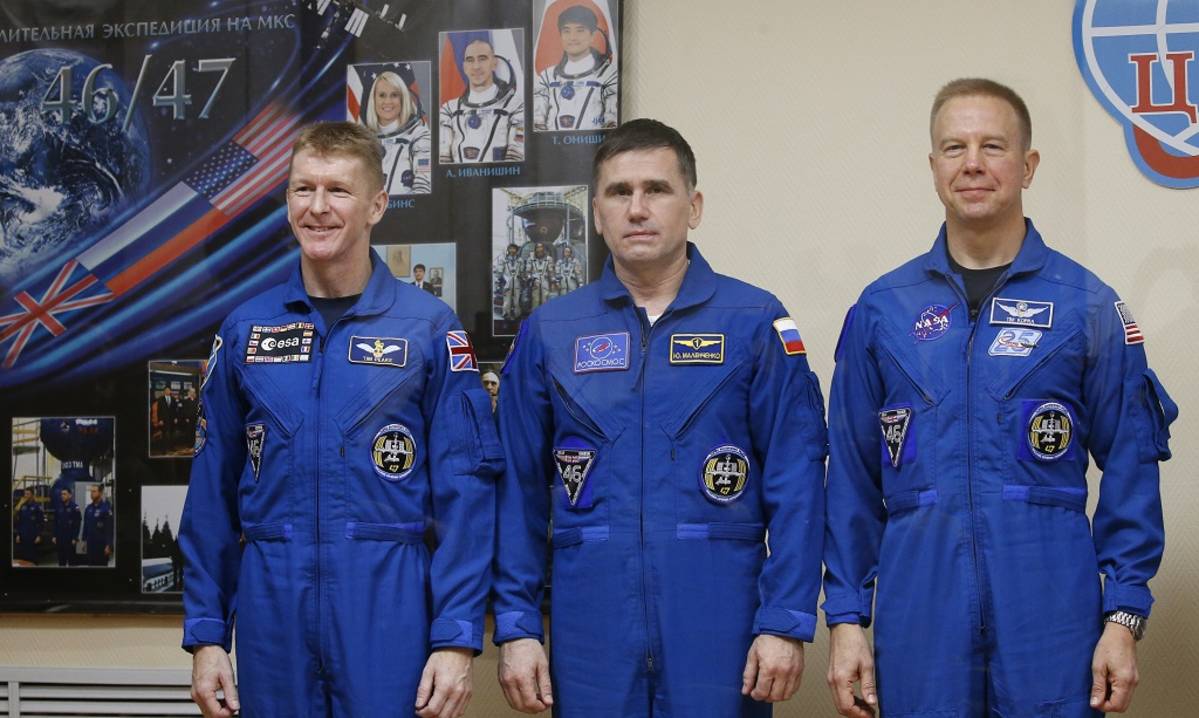 Euroopan avaruusjärjestön astronautti Timothy Peake (vas.), venäläinen kosmonautti Juri Malentšenko ja yhdysvaltainen astronautti Timothy Kopra.
