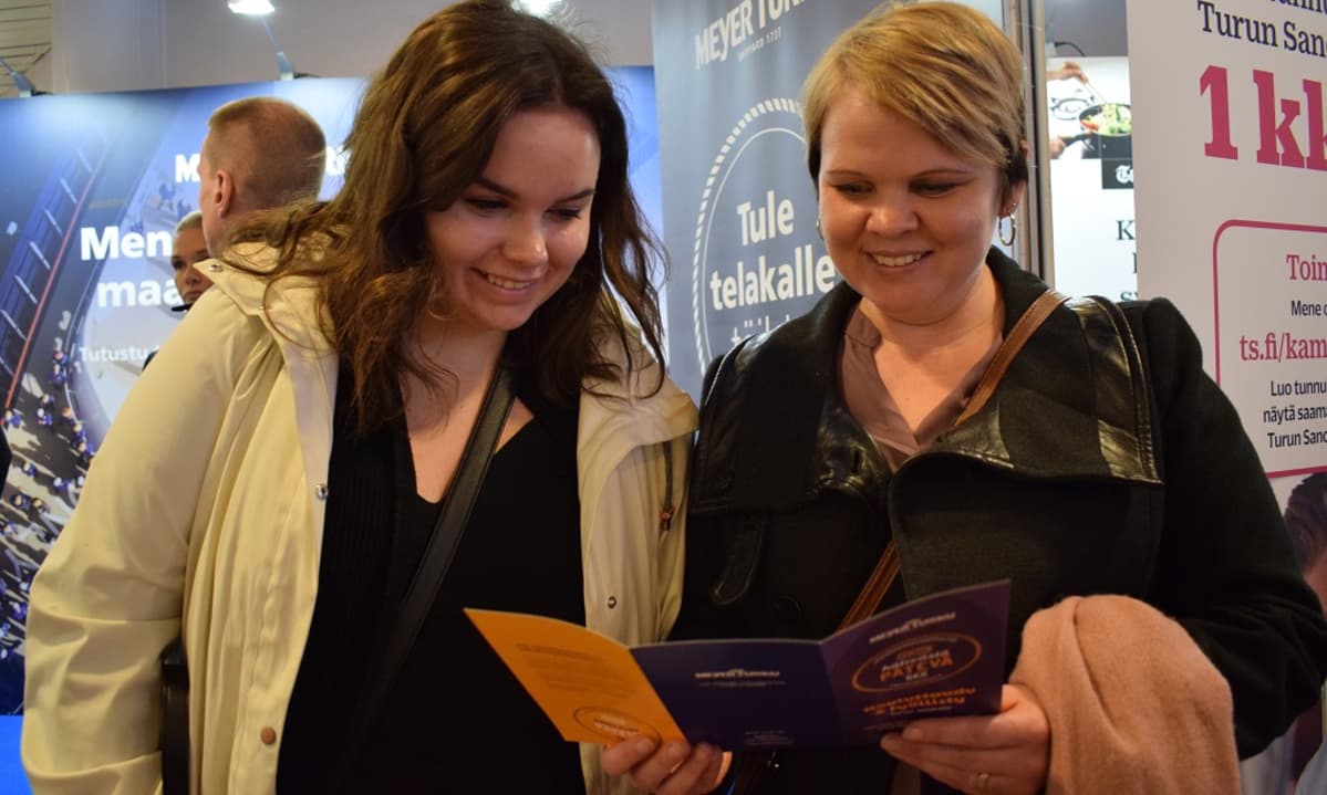 Laura Heikkilä oli Katja Ketolan kanssa katsastamassa työpaikkatarjontaa.