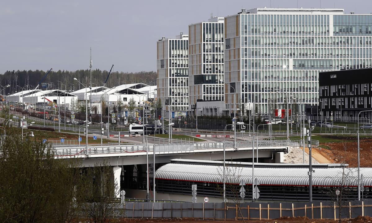 Kommunarka-sairaalan alueelle rakennetaan tilapäissairaalaa koronapotilaiden hoitoa varten.