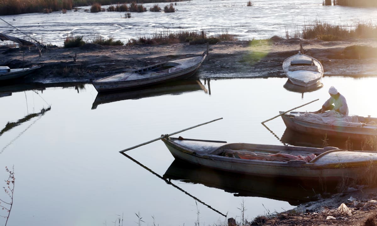 Egyptiläinen kalastaja korjaa kalastusverkkojaan Niilin suistoalueella.