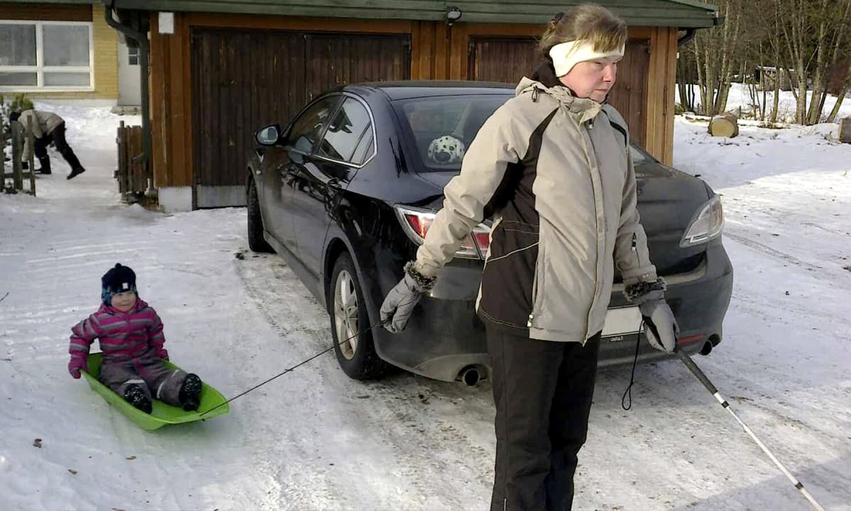 Meeri Korte lähtee ulos Pihlan ja valkoisen kepin kanssa