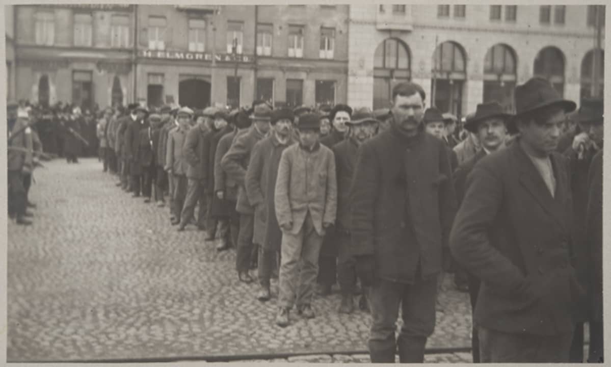 Punaisia vankeja Helsingissä 13.4.1918.