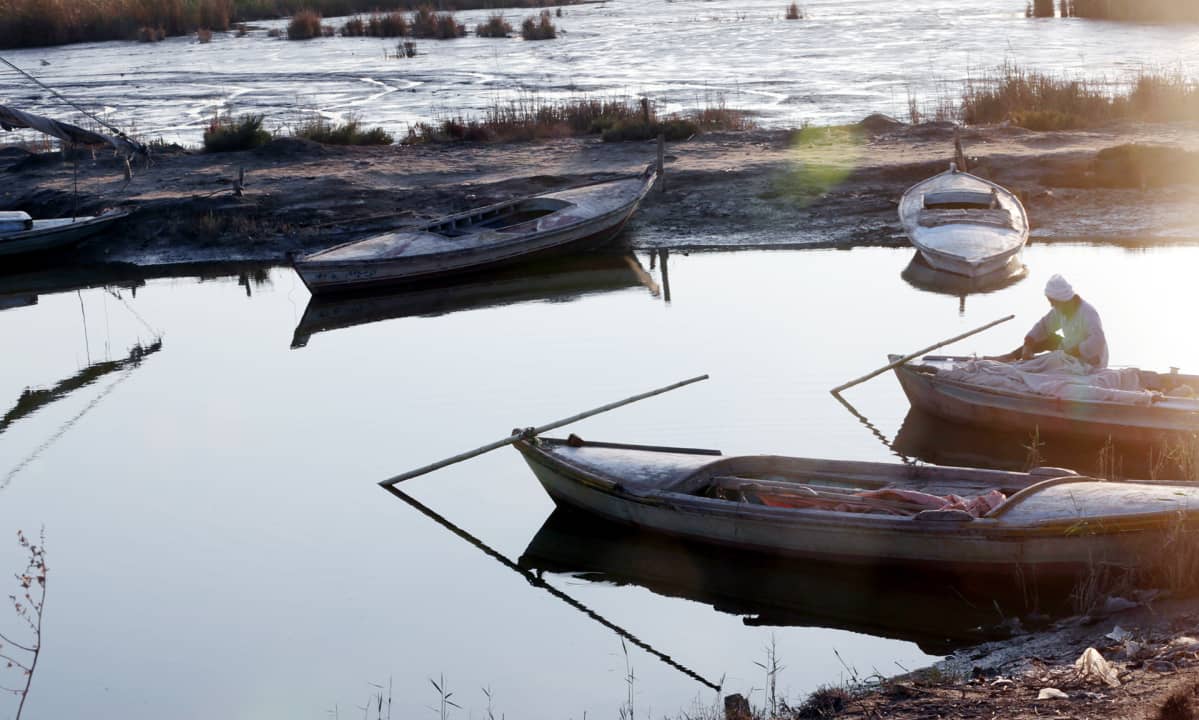 Egyptiläinen kalastaja korjaa kalastusverkkojaan Niilin suistoalueella.