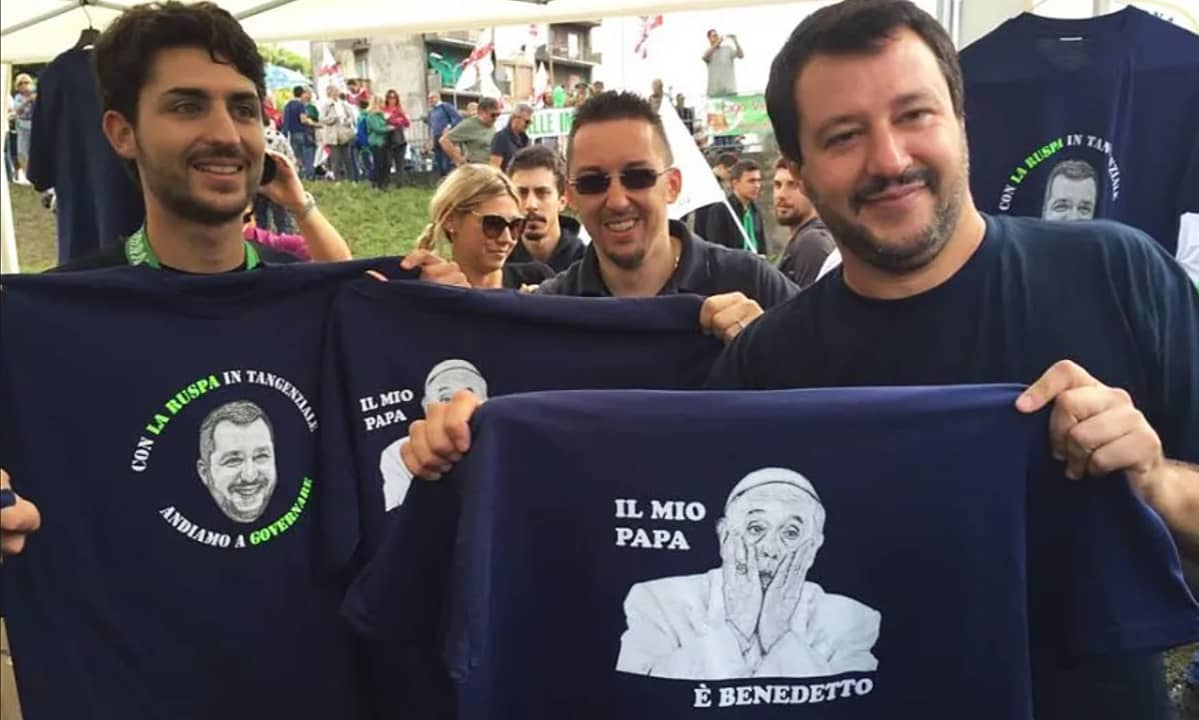 Matteo Salvini pitelee t-paitaa, jossa Paavin kuva.