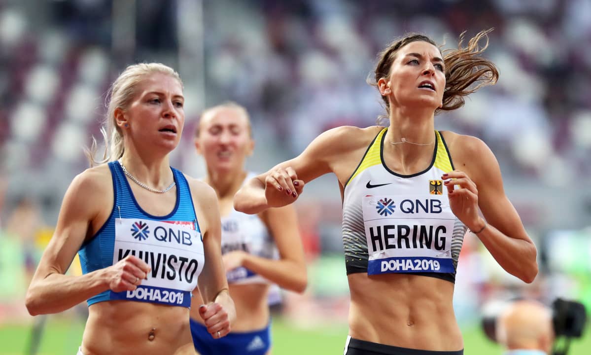 Sara Kuivisto (vas.) debytoi MM-areenoilla Dohassa viime syyskuussa.