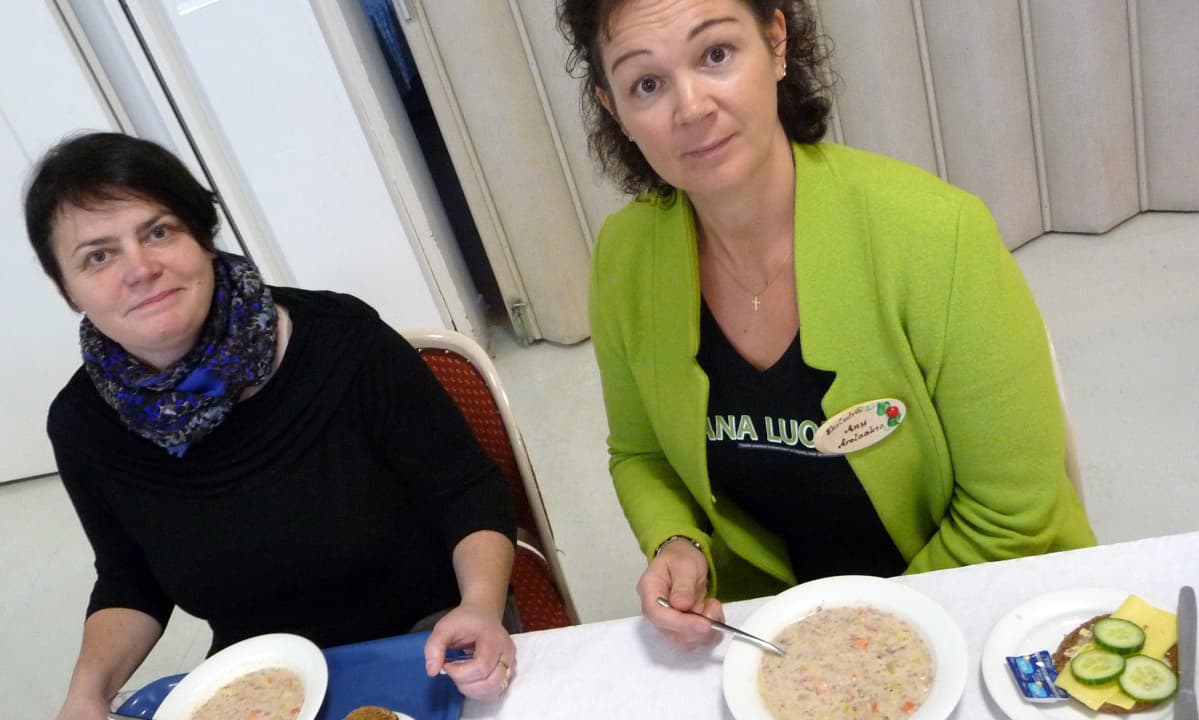 Katja Vuorenmaa ja Anu Arolaakso maistelevat kylmäsavupororouheesta tehtyä keittoa.
