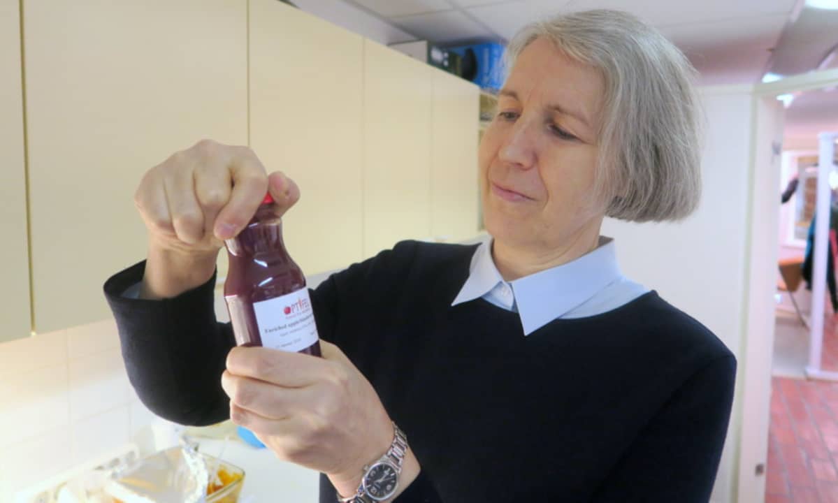 Professori Raija Tahvonen tarkastelee smoothiepulloa