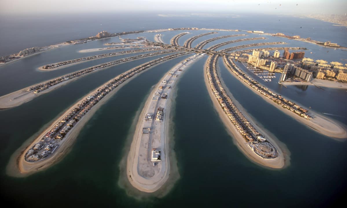 Dubain keinotekoisia "palmusaaria" varten mereen on upotettu miljoonia tonneja hiekkaa.