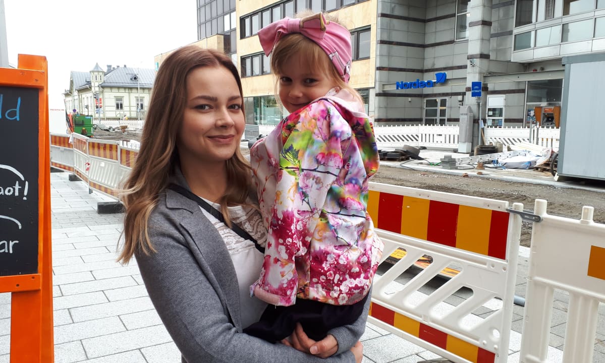 Laura Lumiaho Iris tytär sylissään.