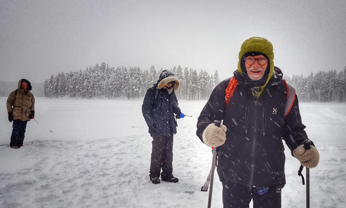 Franco Berrino kalastamassa Oivankijärvellä Kuusamossa.