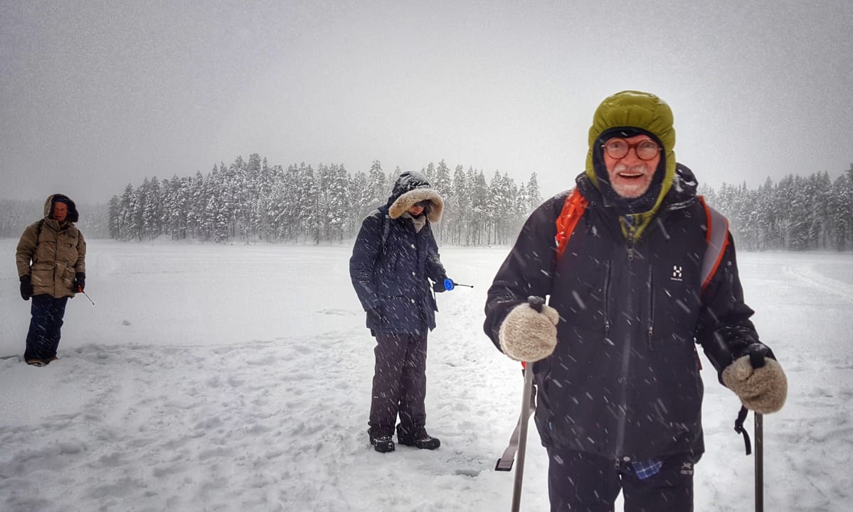 Franco Berrino kalastamassa Oivankijärvellä Kuusamossa.