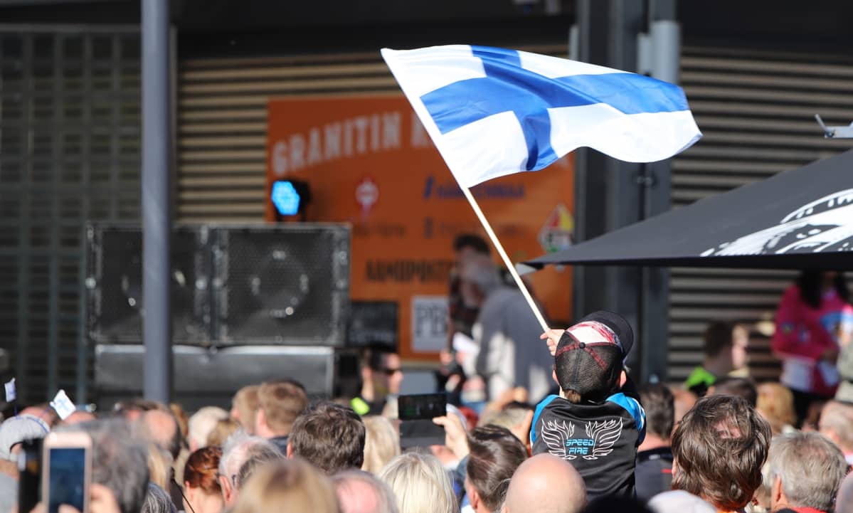 Suomen lippu liehuu.