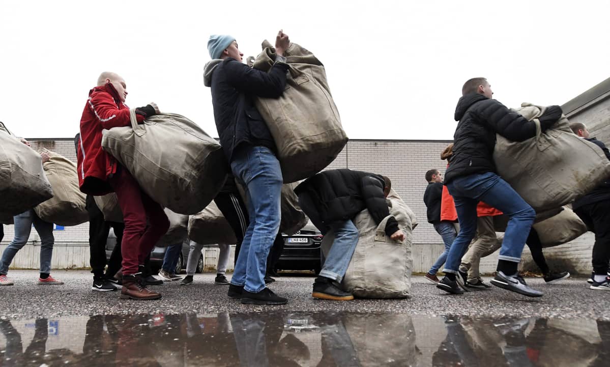 Uudet alokkaat kantavat varusteitaan yksikköön Santahaminassa.