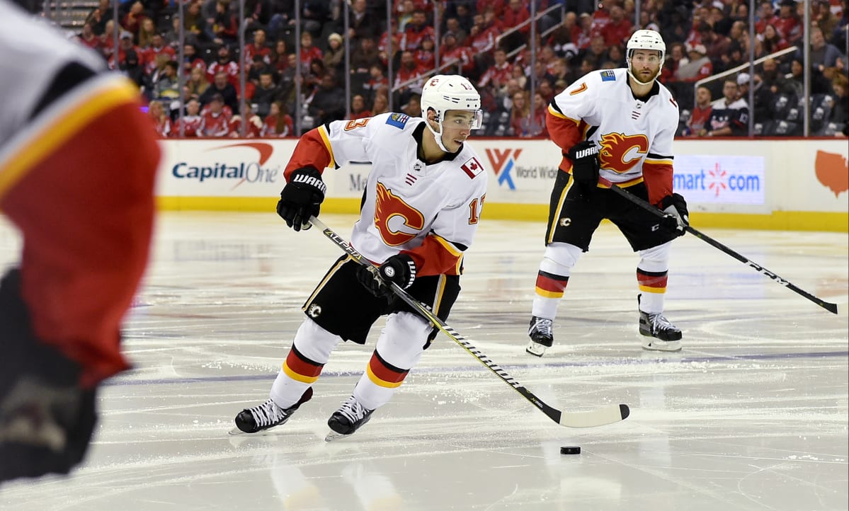 Johnny Gaudreau kuljettaa kiekkoa.