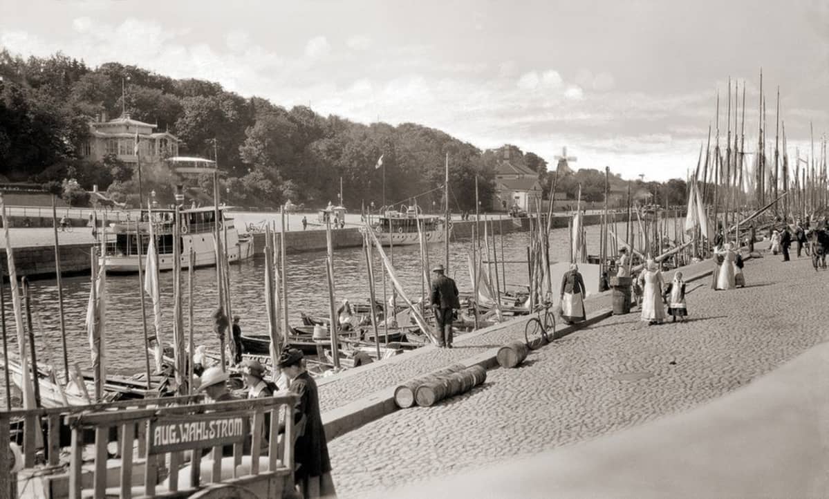 Saaristolaisten pursia Aurajoen varrella