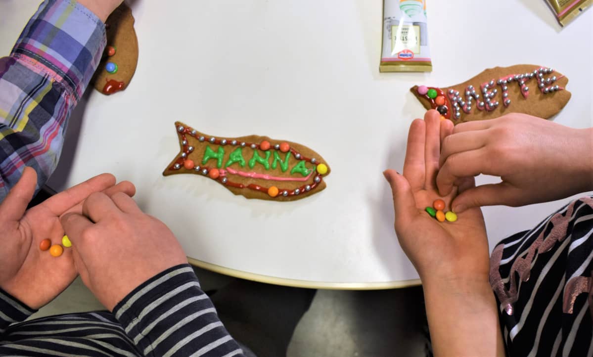 Oppilaat koristelevat joulupipareita Velkuan koulussa.