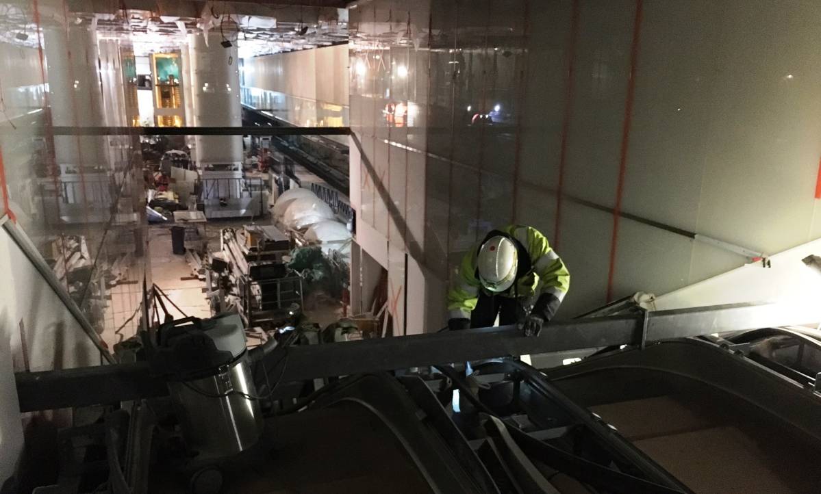 Liukuportaiden asennusta Tapiolan metroasemalla.