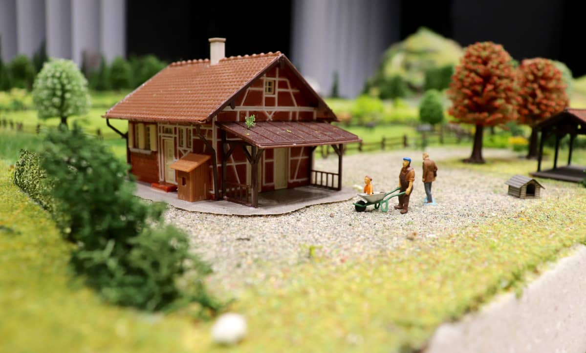 Den Stora Eldenin lavastusratkaisussa miniatyyrit ovat olennaisessa osassa.