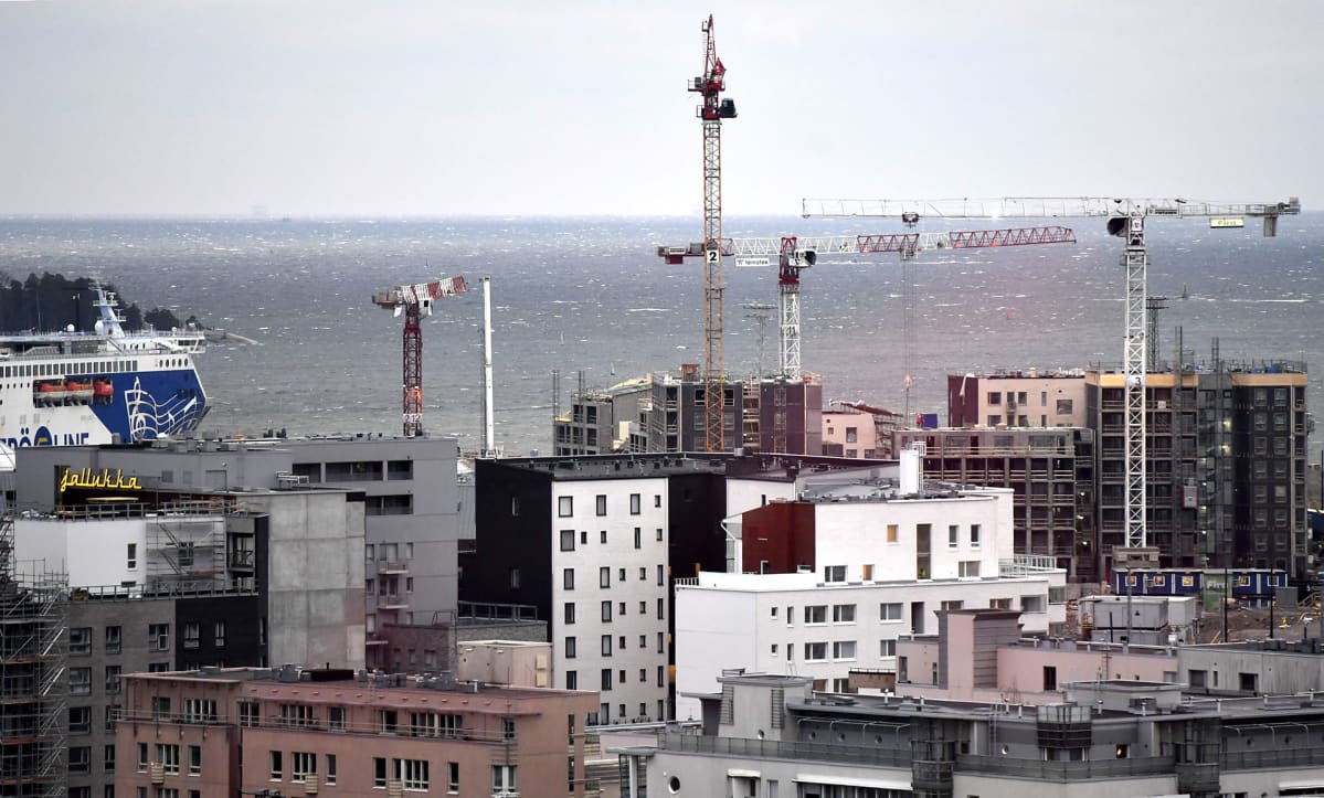 Rakenteilla olevia kerrostaloja ja nostokurkia Jätkäsaaressa