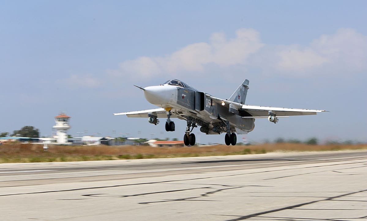 Venäläinen pommikone SU-24M lähdössä lentoon Hmeymimin lentotukikohdasta, Syyriassa.