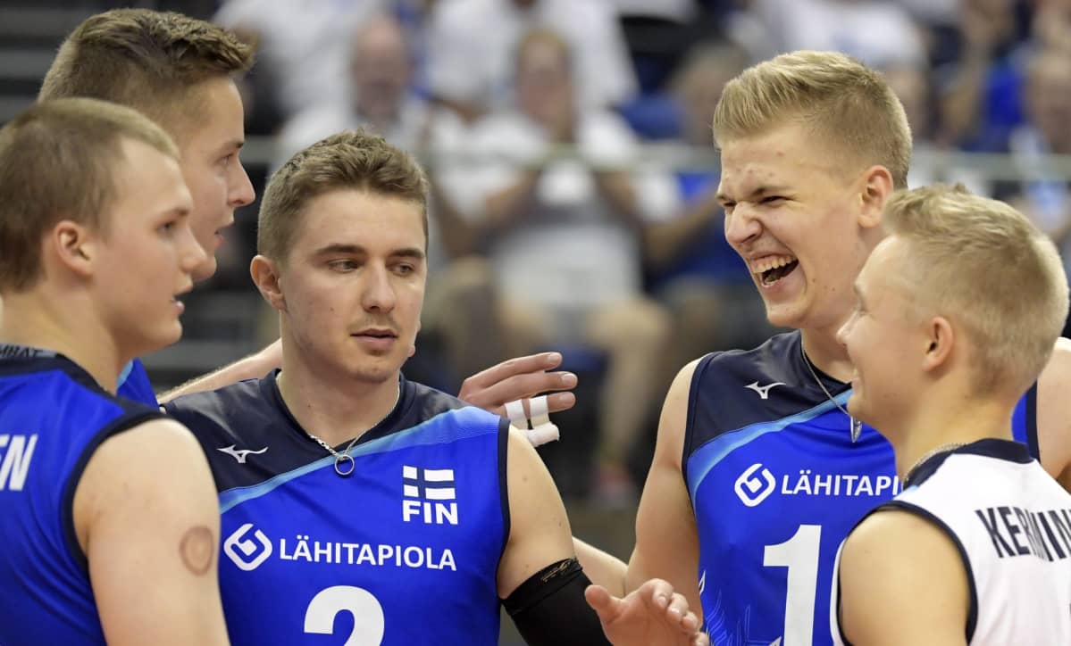 Niko Suihkonen (vas.), Tommi Siirilä, Eemi Tervaportti, Samuli Kaislasalo ja Lauri Kerminen juhlivat pistettä.