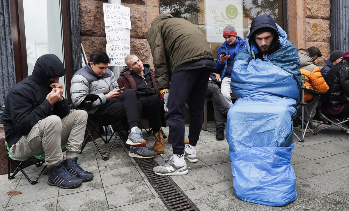 Asiakkaat jonottavat Apple kauppaan Moskovassa useamman vuorokauden, jotta ovat ensimmäisiä jonossa kun uudet puhelinmallit tulevat myyntiin.