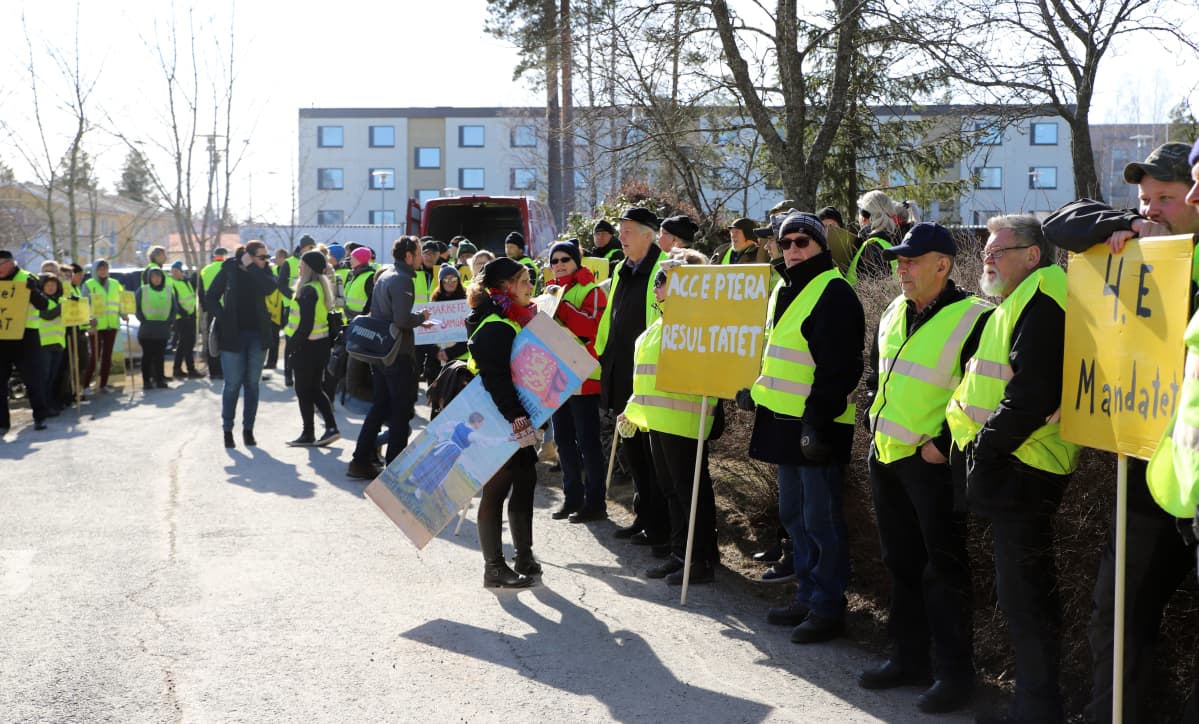Mielenosoittajia Mustasaaren valtuustokokouksessa 2.4.2019