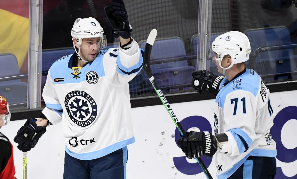 Sibirin Mikael Ruohomaa (vas.) juhlii tekemäänsä 2-2 -tasoitusmaalia Jokereiden verkkoon. Joukkuekaveri Juuso Puustinen yhtyy ilakointiin perjantaina 25.9. 2020.