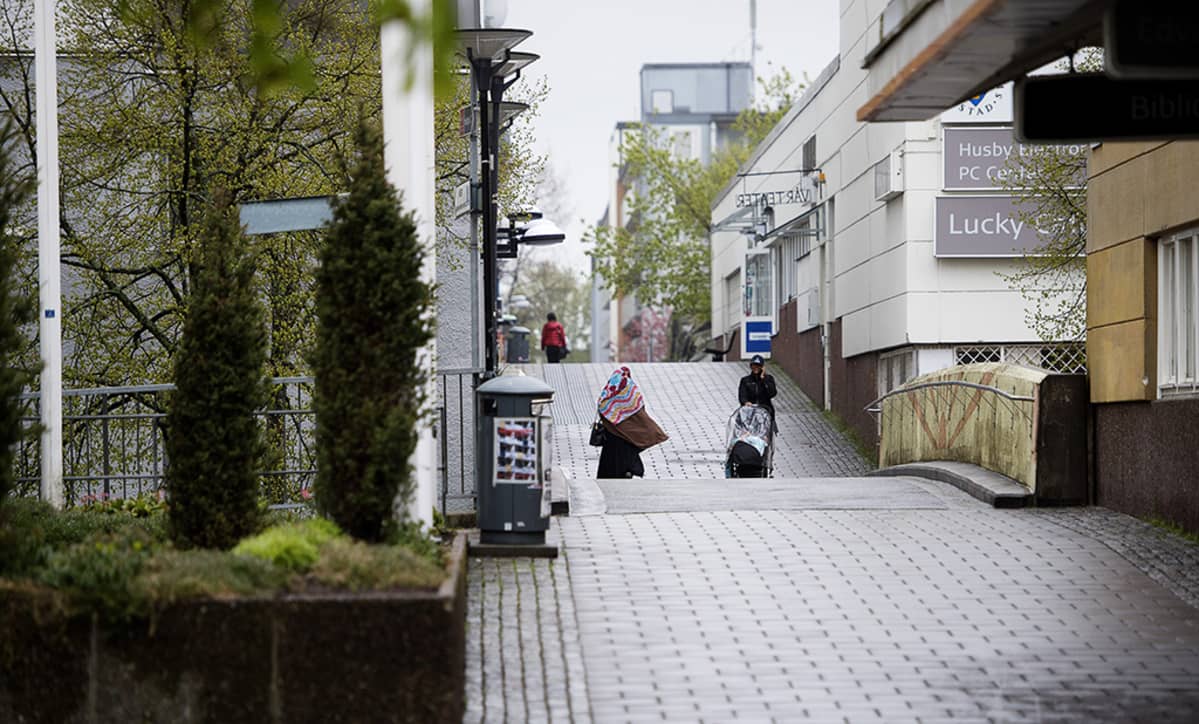Husbyn lähiö Tukholmassa 8. toukokuuta.