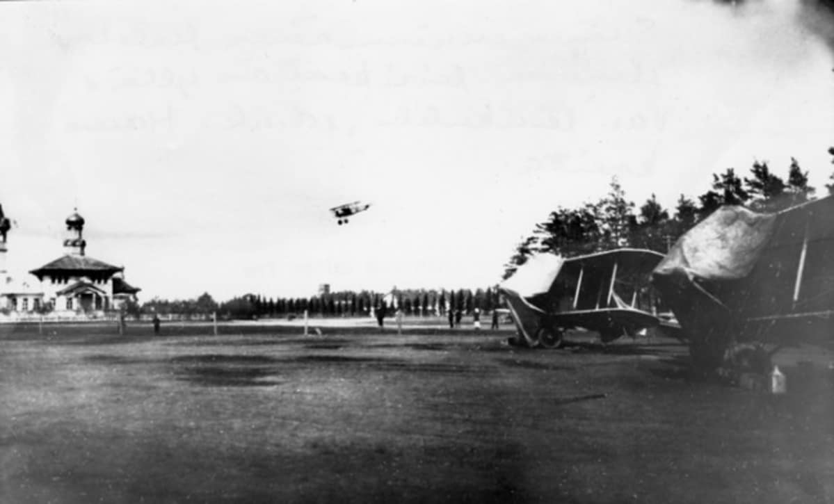 Nieuport 11 lentokone laskeutuu Lappeenrannan Leirikentälle vuonna 1918